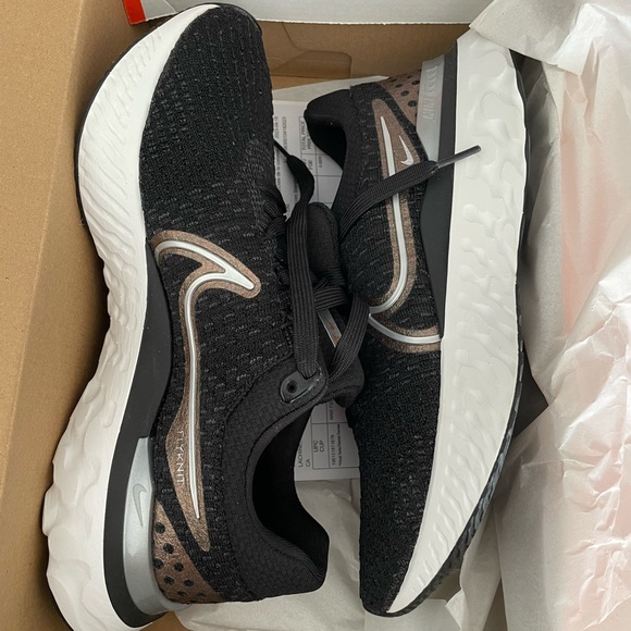 Brand new Nike shoes - Picture 1 of 3